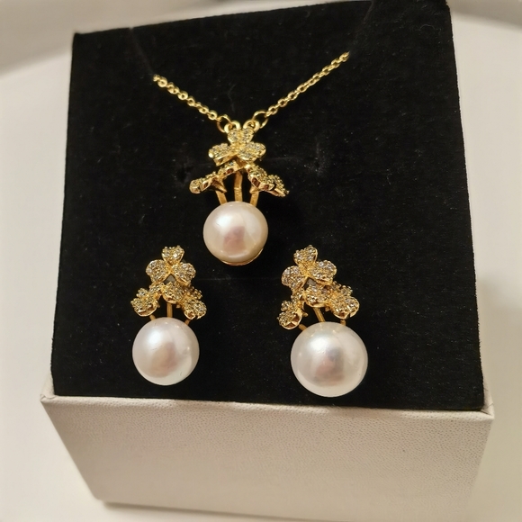 Freshwater pearl necklace and earrings set. - Picture 4 of 6